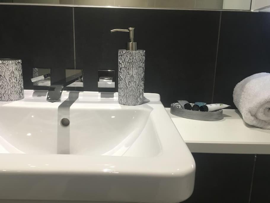Grand Serviced Apartment***** クロイドン エクステリア 写真